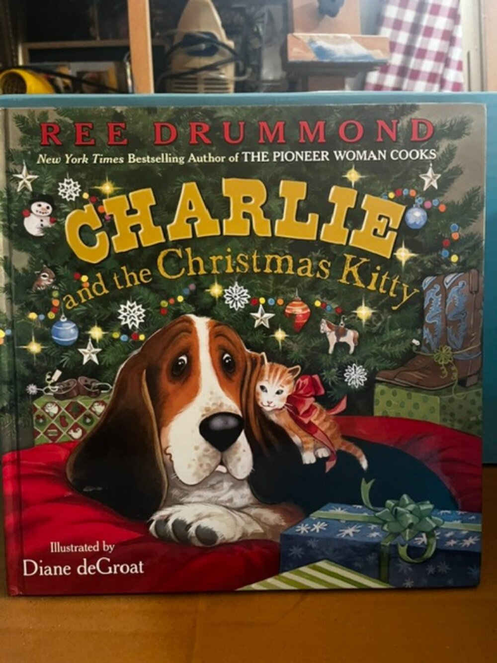 Charlie and the Christmas Kitty (Charlie the Ranch Dog) - Hardcover - VERY GOOD